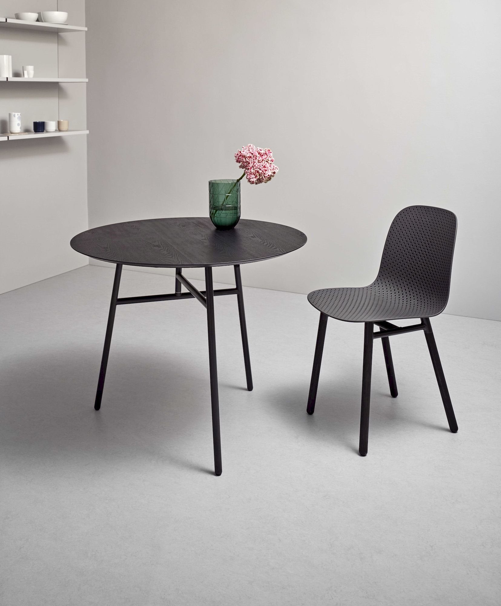 Tilt Top table Ø90 x H74 cm