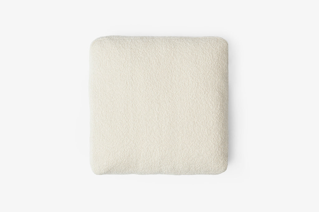 Develius Pillow, Medium