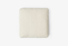 Develius Pillow, Medium