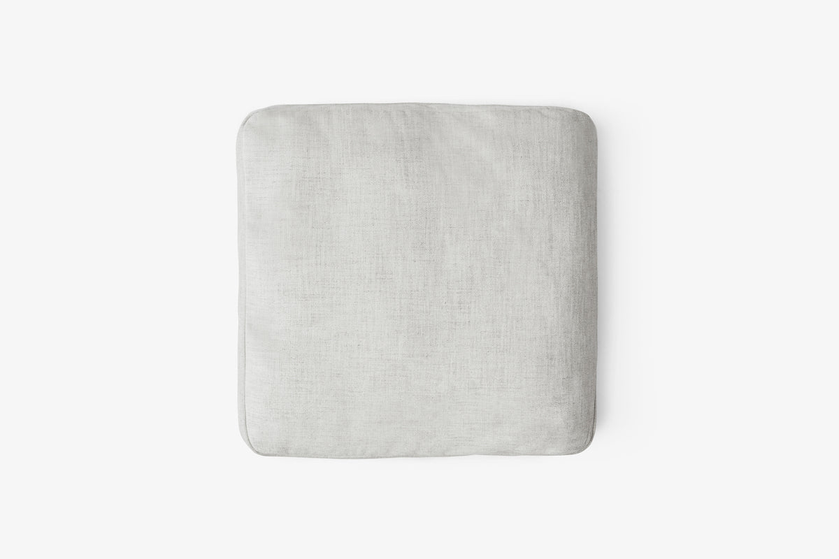 Develius Pillow, Medium