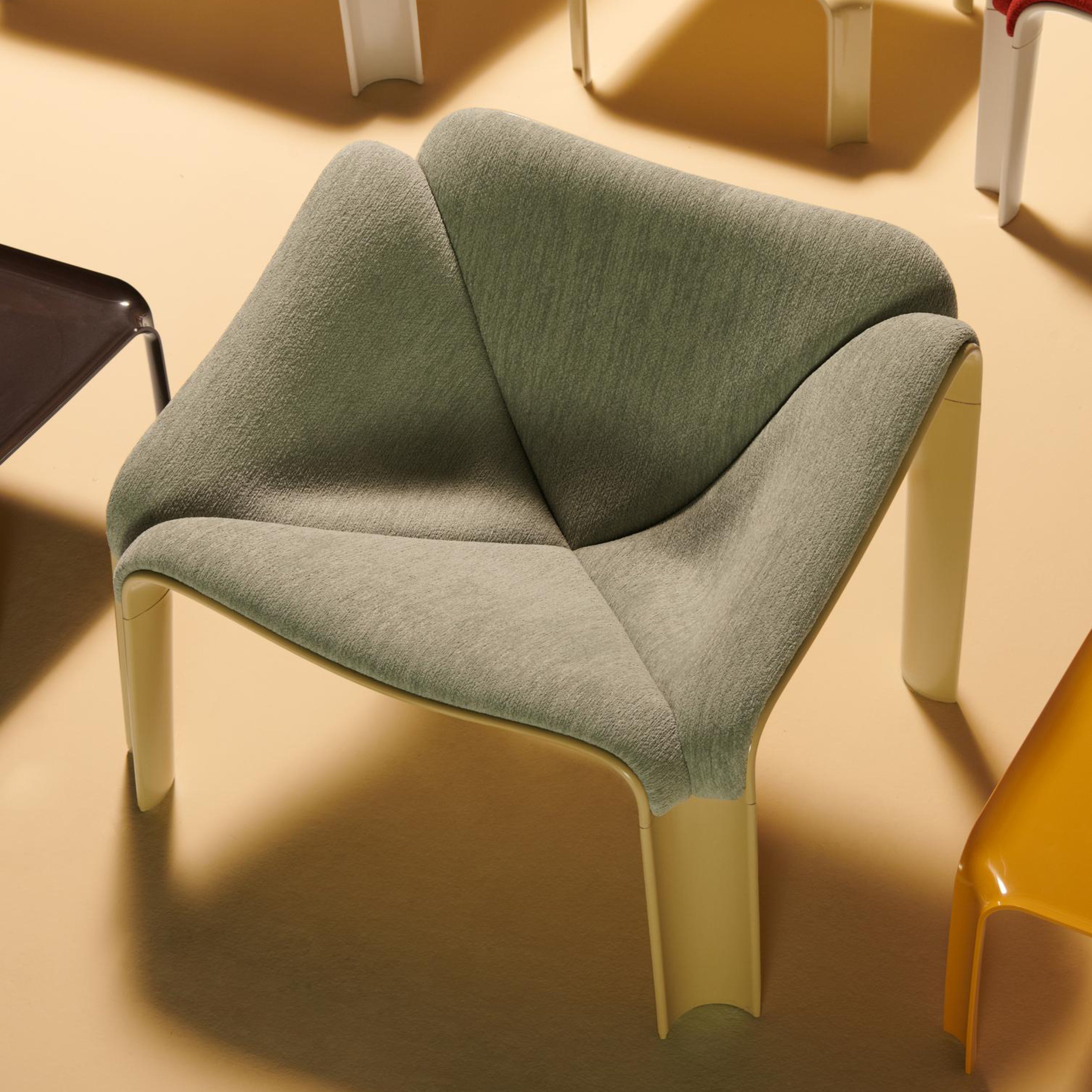 F300 Lounge Chair